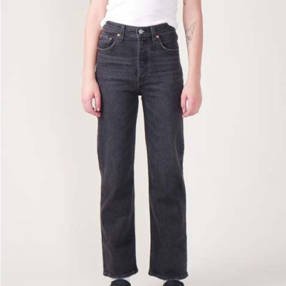 Levi's Women Straight Leg Jeans in Washed Black